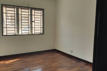 2.5 Storey Terrace House For Rent @ Taman Prima Tropika, Seri Kembangan