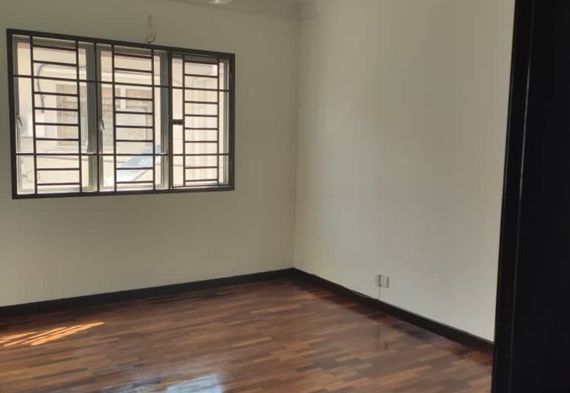2.5 Storey Terrace House For Rent @ Taman Prima Tropika, Seri Kembangan