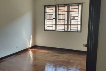 2.5 Storey Terrace House For Rent @ Taman Prima Tropika, Seri Kembangan