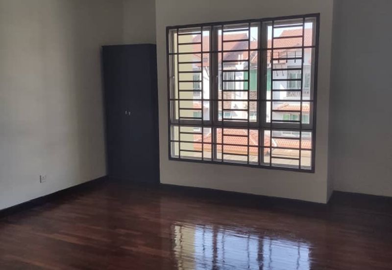 2.5 Storey Terrace House For Rent @ Taman Prima Tropika, Seri Kembangan