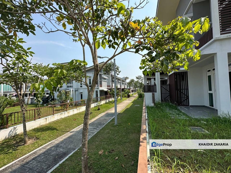 Turnberry Large Yard Unit Two Storey Terrace House in Precinct 12