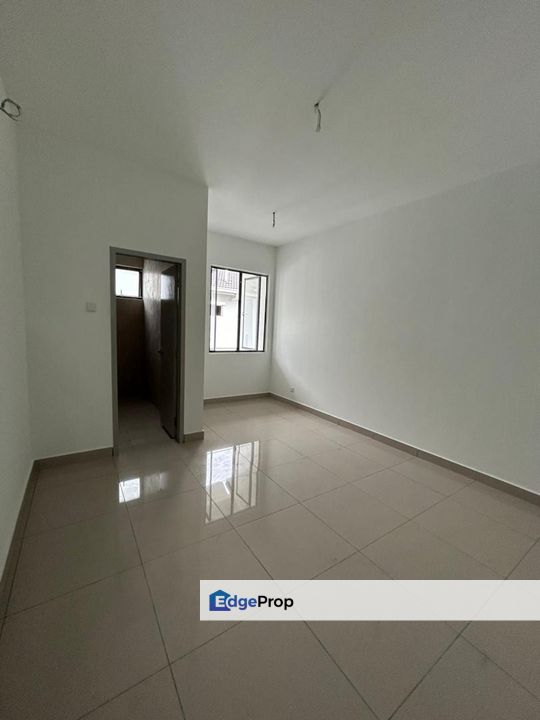 Freehold Superlink Double Storey 24x80 @ Right Behind NSK Klang , Selangor, Klang