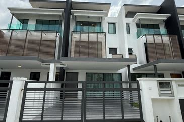 [5R5B] New 3 Storey at U10 Shah Alam (10mins to Bukit Jelutong)