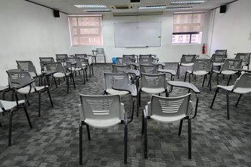 5 Storey Fitted College Building With Car Park 