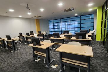 5 Storey Fitted College Building With Car Park 