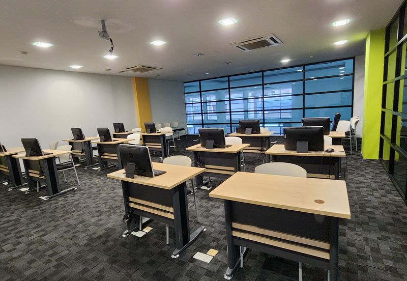 5 Storey Fitted College Building With Car Park 