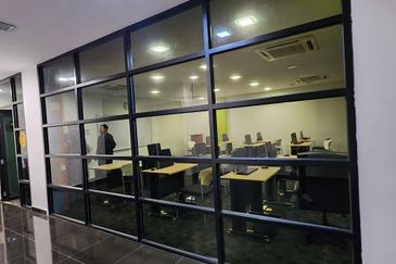 5 Storey Fitted College Building With Car Park 