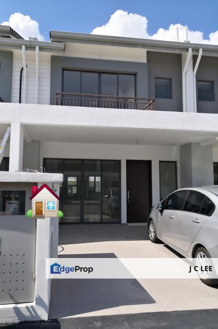 Renovated 2 Storey house - Diamond City @ Semenyih - Sale below bank value Rm40k, Selangor, Semenyih