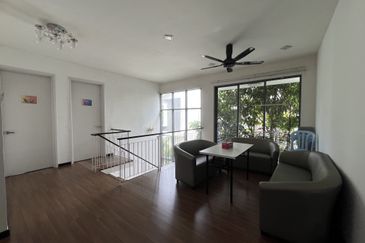 Summerglades, Perdana Lakeview West