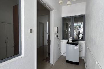 Summerglades, Perdana Lakeview West