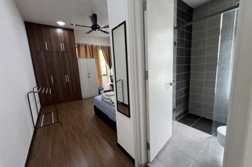 Summerglades, Perdana Lakeview West