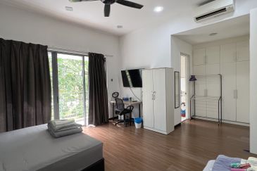 Summerglades, Perdana Lakeview West