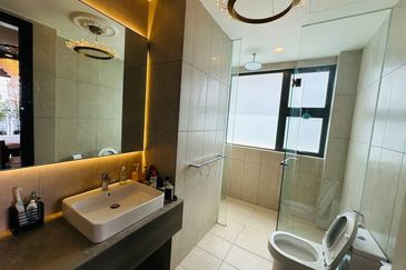 Datum Jelatek Residence