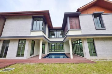 DANAU SURIA, PRESINT 16