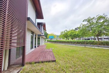 DANAU SURIA, PRESINT 16