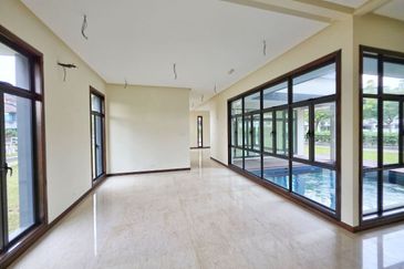 DANAU SURIA, PRESINT 16