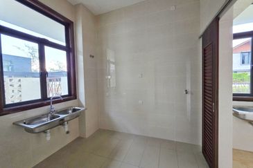 DANAU SURIA, PRESINT 16