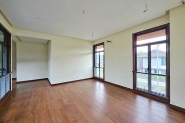 DANAU SURIA, PRESINT 16