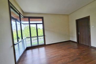 DANAU SURIA, PRESINT 16