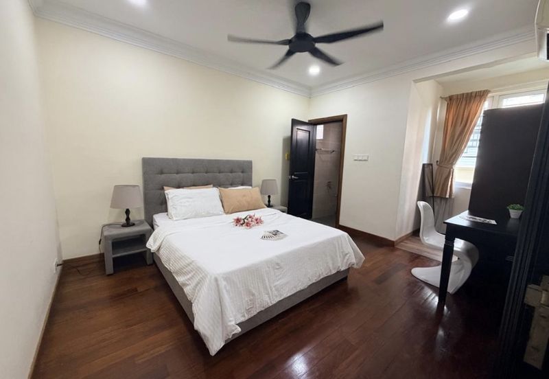 Kiara Peak (Puncak Kiara)