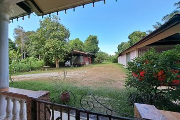 FACING MAINROAD| Tanah Pertanian (1 Ekar) dengan Banglo Parit Perupok Muar