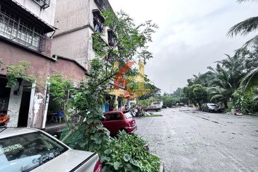 Pangsapuri Seri Mas, Taman Pinggiran Putra