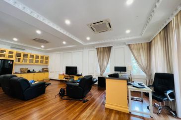 CORNER| RENOVATED Double Storey Bungalow, Jalan Kubah, Bukit Jelutong, Shah Alam For Sale