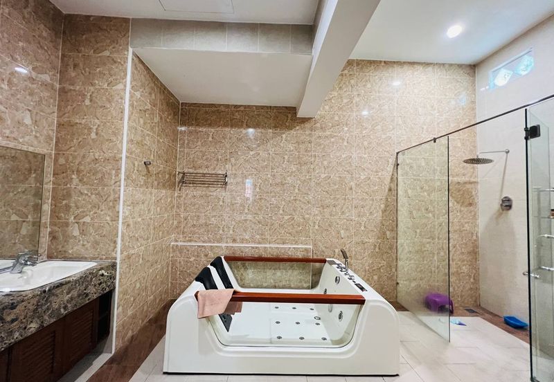 CORNER| RENOVATED Double Storey Bungalow, Jalan Kubah, Bukit Jelutong, Shah Alam For Sale