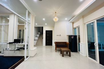 CORNER| RENOVATED Double Storey Bungalow, Jalan Kubah, Bukit Jelutong, Shah Alam For Sale