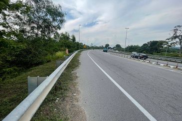 [FRONTING MAIN ROAD] Residential Potential Development Land Batu 29/30, Dengkil For Sale