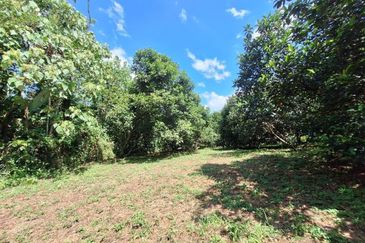 [BESIDE MAIN ROAD] Agriculture Land with 2 Storey Bungalow at Batu 15, Hulu Langat For Sale