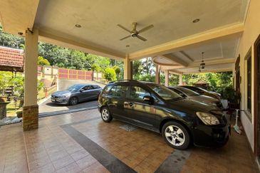 [BESIDE MAIN ROAD] Agriculture Land with 2 Storey Bungalow at Batu 15, Hulu Langat For Sale