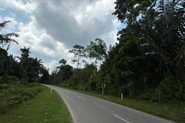 [FRONTAGE MAIN ROAD] Residential Potential Development Land Beranang, Selangor For Sale