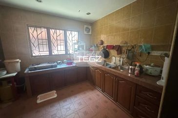 Bukit Tinggi 2 Klang 2 Storey House 22x75 partially Furnished