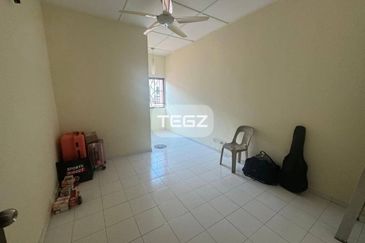 Bukit Tinggi 2 Klang 2 Storey House 22x75 partially Furnished