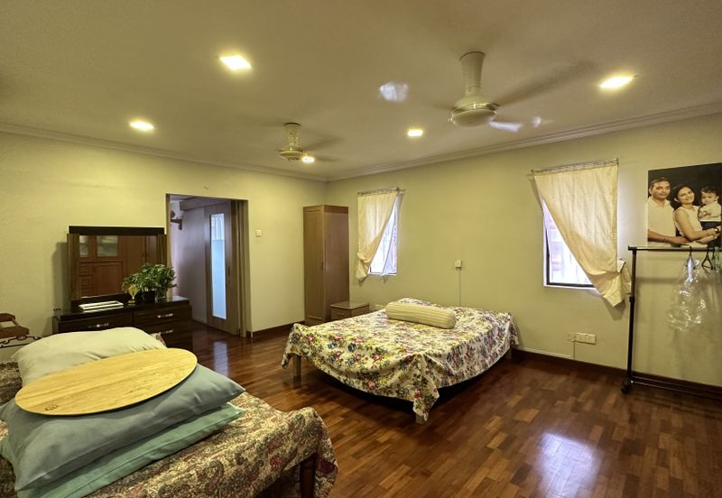 C H E A P 2 Storey Bungalow House bungalow @ Bangsar with well kept condition