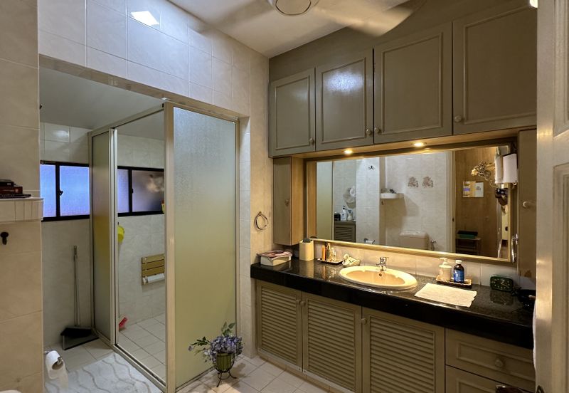 C H E A P 2 Storey Bungalow House bungalow @ Bangsar with well kept condition