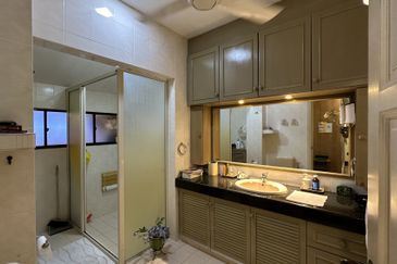 C H E A P 2 Storey Bungalow House bungalow @ Bangsar with well kept condition