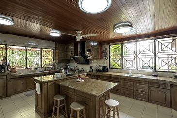 C H E A P 2 Storey Bungalow House bungalow @ Bangsar with well kept condition