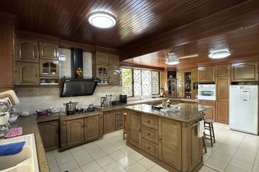 C H E A P 2 Storey Bungalow House bungalow @ Bangsar with well kept condition