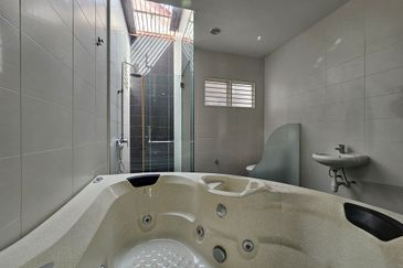 C H E A P 2 Storey Semi D @ Wira Heights with good condition