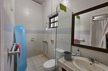 C H E A P 2 sty C O R N E R Semi D with Huge Land