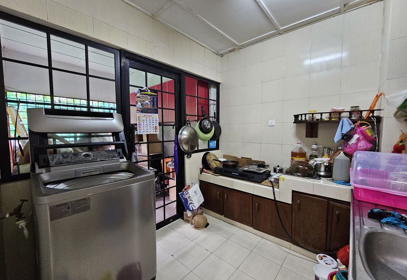 C H E A P 2 sty C O R N E R Semi D with Huge Land