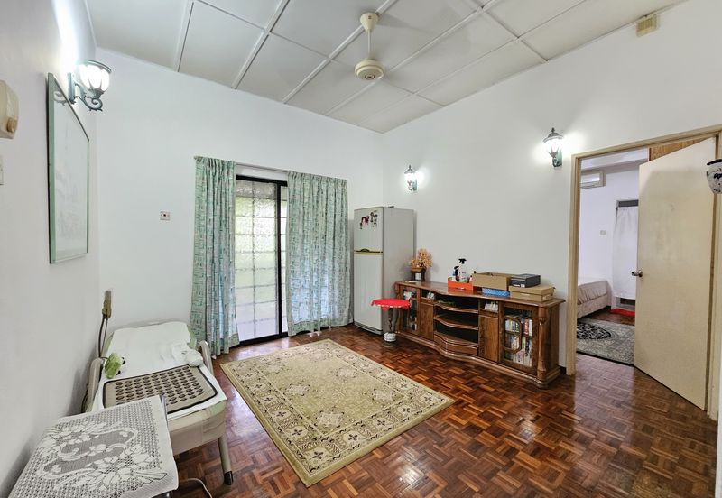 C H E A P 2 sty C O R N E R Semi D with Huge Land