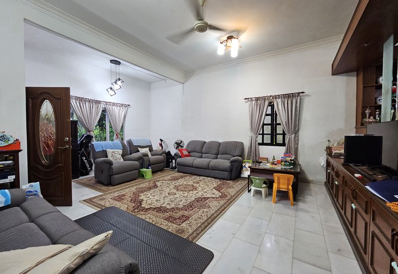 C H E A P 2 sty C O R N E R Semi D with Huge Land