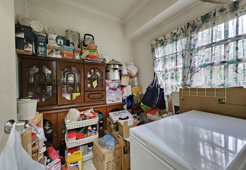 C H E A P 2 sty C O R N E R Semi D with Huge Land