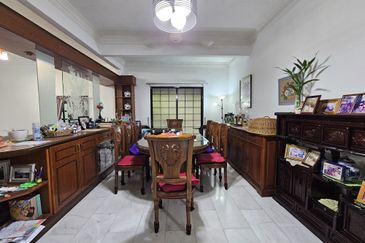 C H E A P 2 sty C O R N E R Semi D with Huge Land