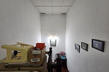 C H E A P 2 sty C O R N E R Semi D with Huge Land