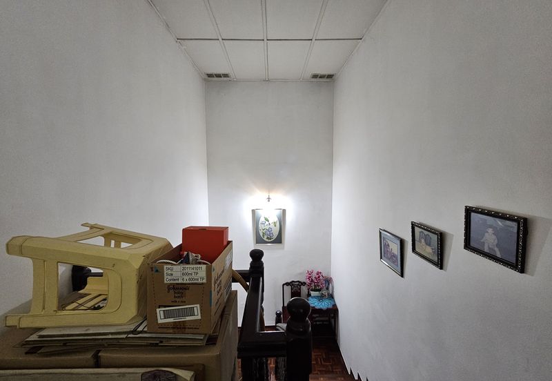 C H E A P 2 sty C O R N E R Semi D with Huge Land