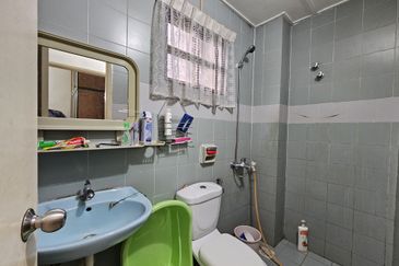 C H E A P 2 sty C O R N E R Semi D with Huge Land